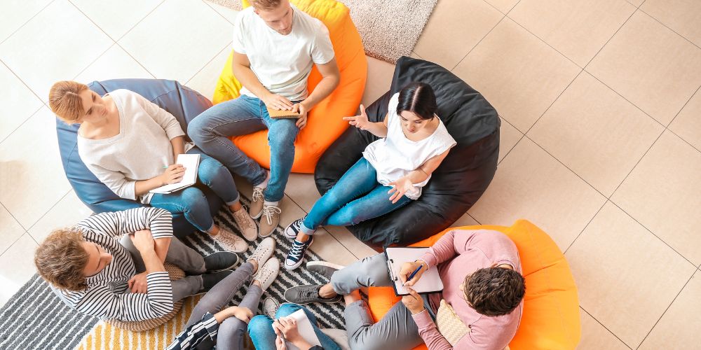 Terapia grupowa w leczeniu uzależnień: korzyści i wyzwania