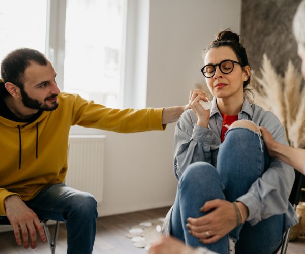 Grupa terapeutyczna podczas sesji terapii grupowej uzależnień